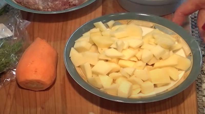 Картофель, нарезанный кубиками