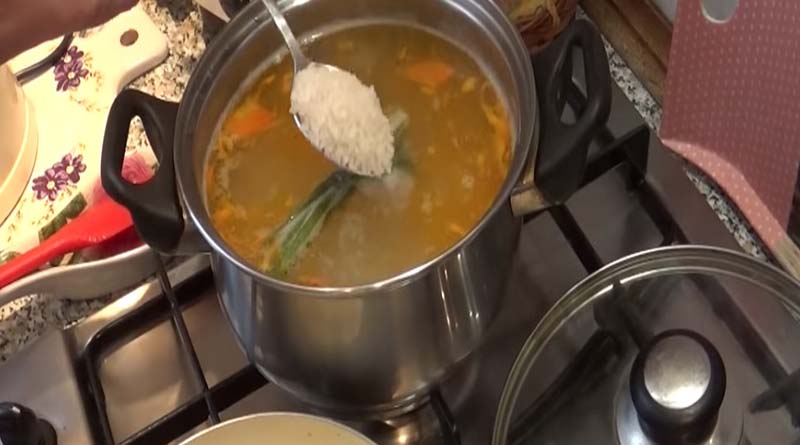 Закладка риса в суп