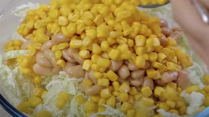 Приготовление салата с кукурузой, фасолью и капустой