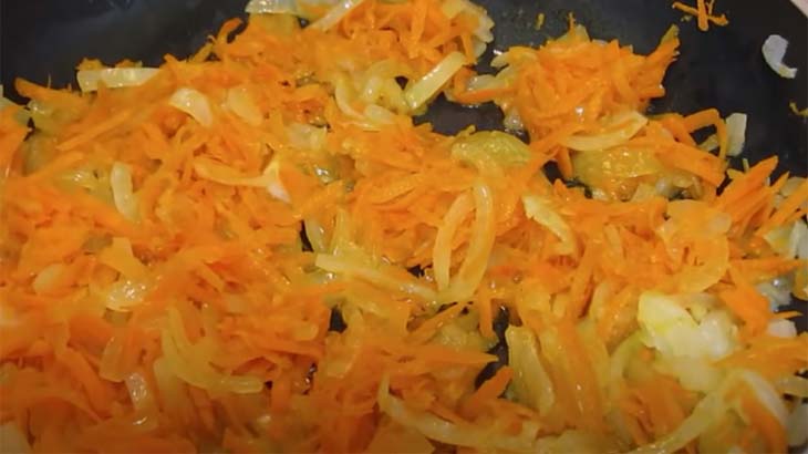 Обжарка лука и моркови на сковороде