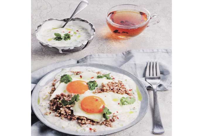 Здоровый завтрак из зеленой гречки с яйцом и йогуртовым соусом
